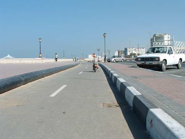 Abu Dhabi Straße Fahradfahrer, 2004 Abu Dhabi Straße Fahradfahrer, 2004